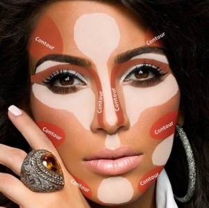 Kim-Kardashian-maquiagem-contorno